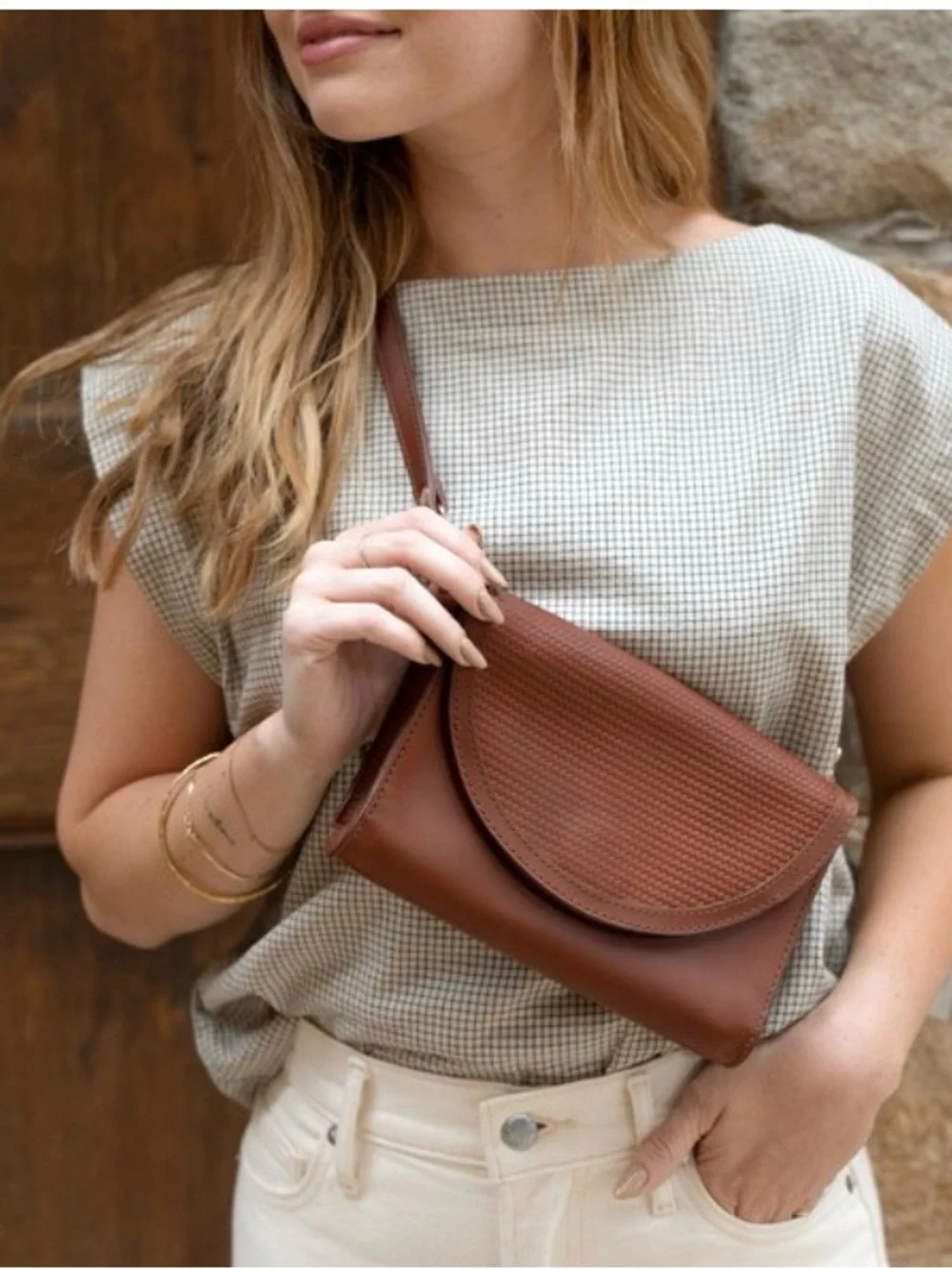 Nisolo Cleo Convertible Clutch in Woven Brandy Leather - Picture 4 of 8
